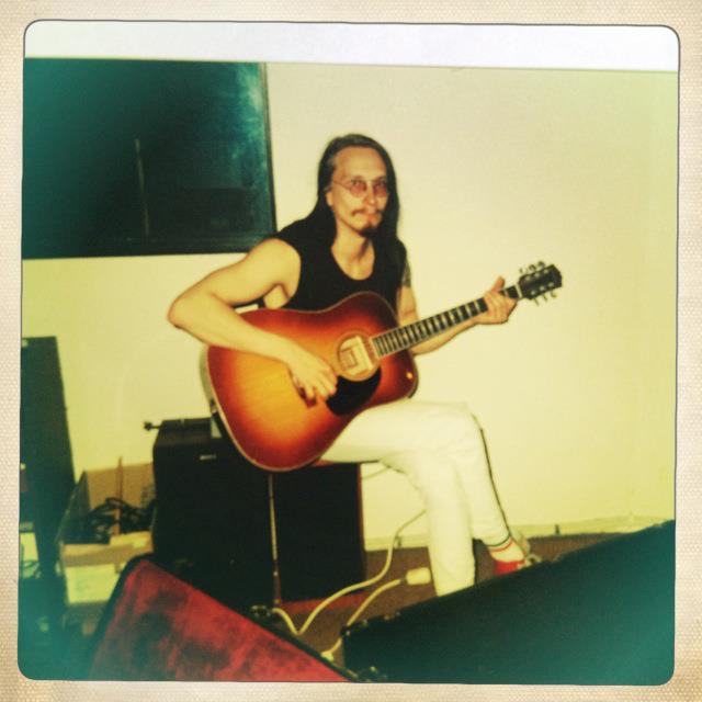 Maike playing acoustic guitar